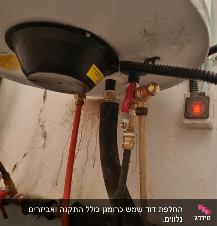 דוד שמש עם צינורות, ברזים ומתג חשמלי